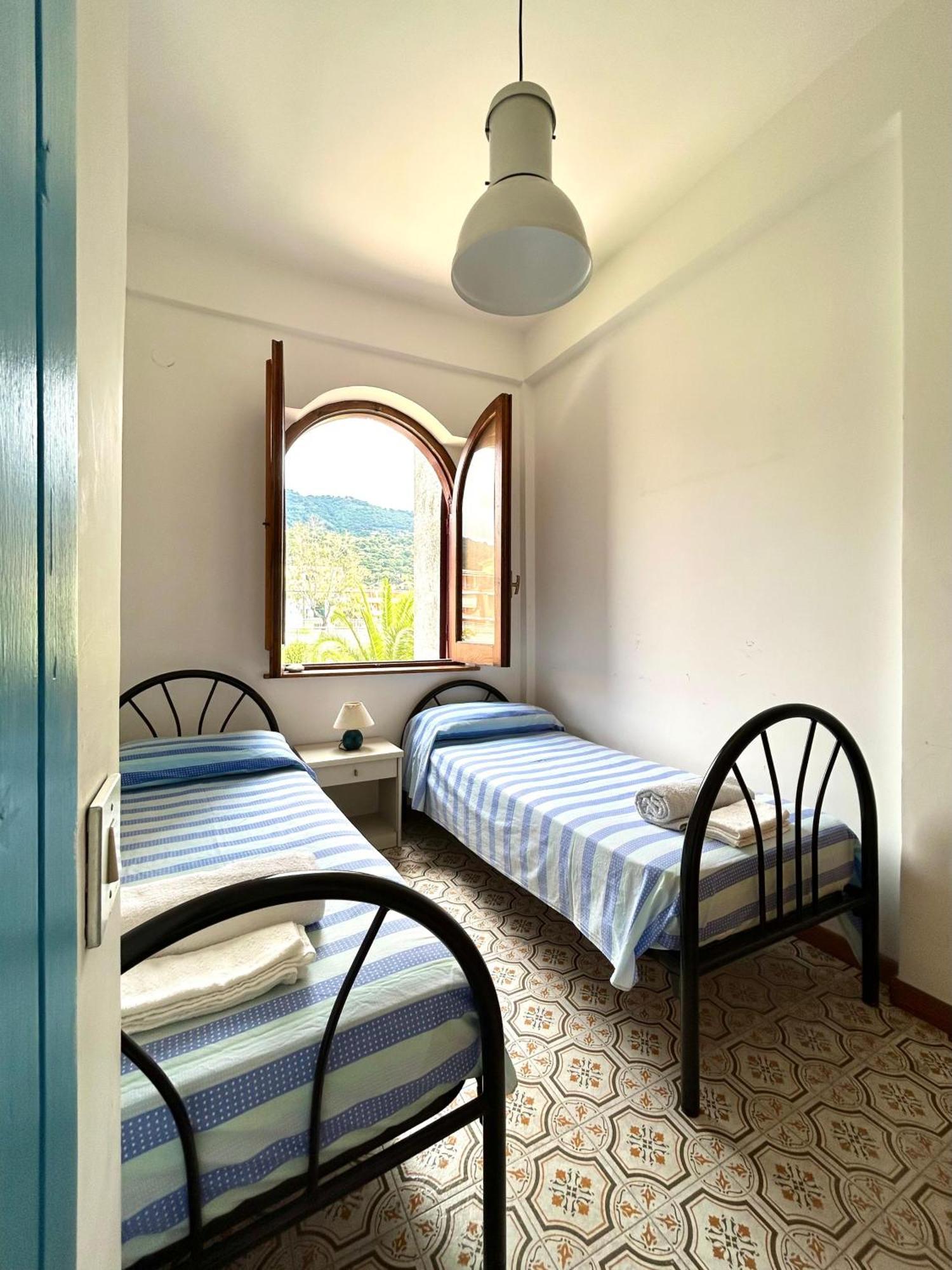 Vista Mare Su Tre Piani Con Giardino Villa Falerna Ngoại thất bức ảnh